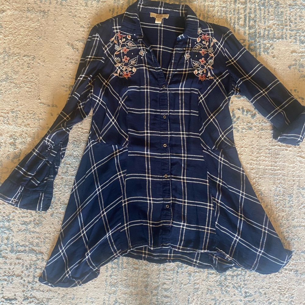 Navy/Off white Embroidered detail flannel. Sz L